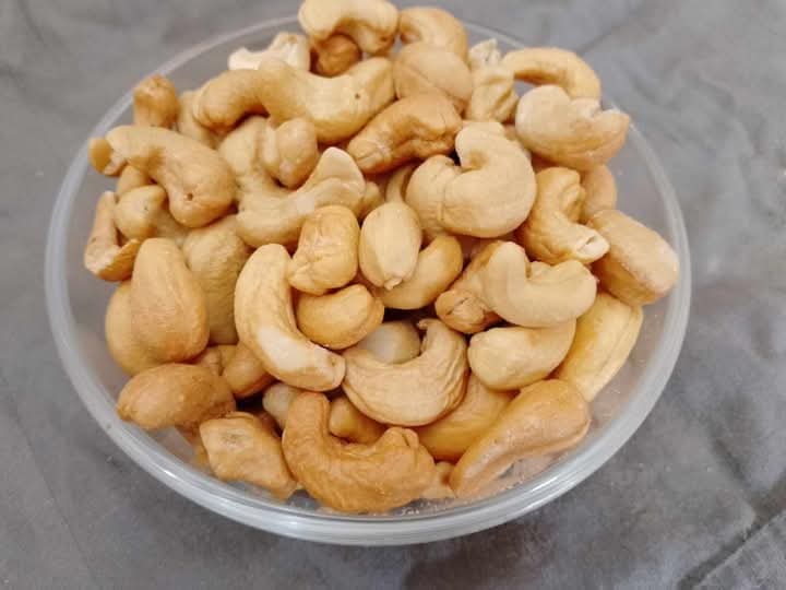 250 گرام کاجو250 گرام پستہ گولڈ فش 250 گرام چائنا یا گلگتی کیلاؤ 50 گرام چلغوزہ